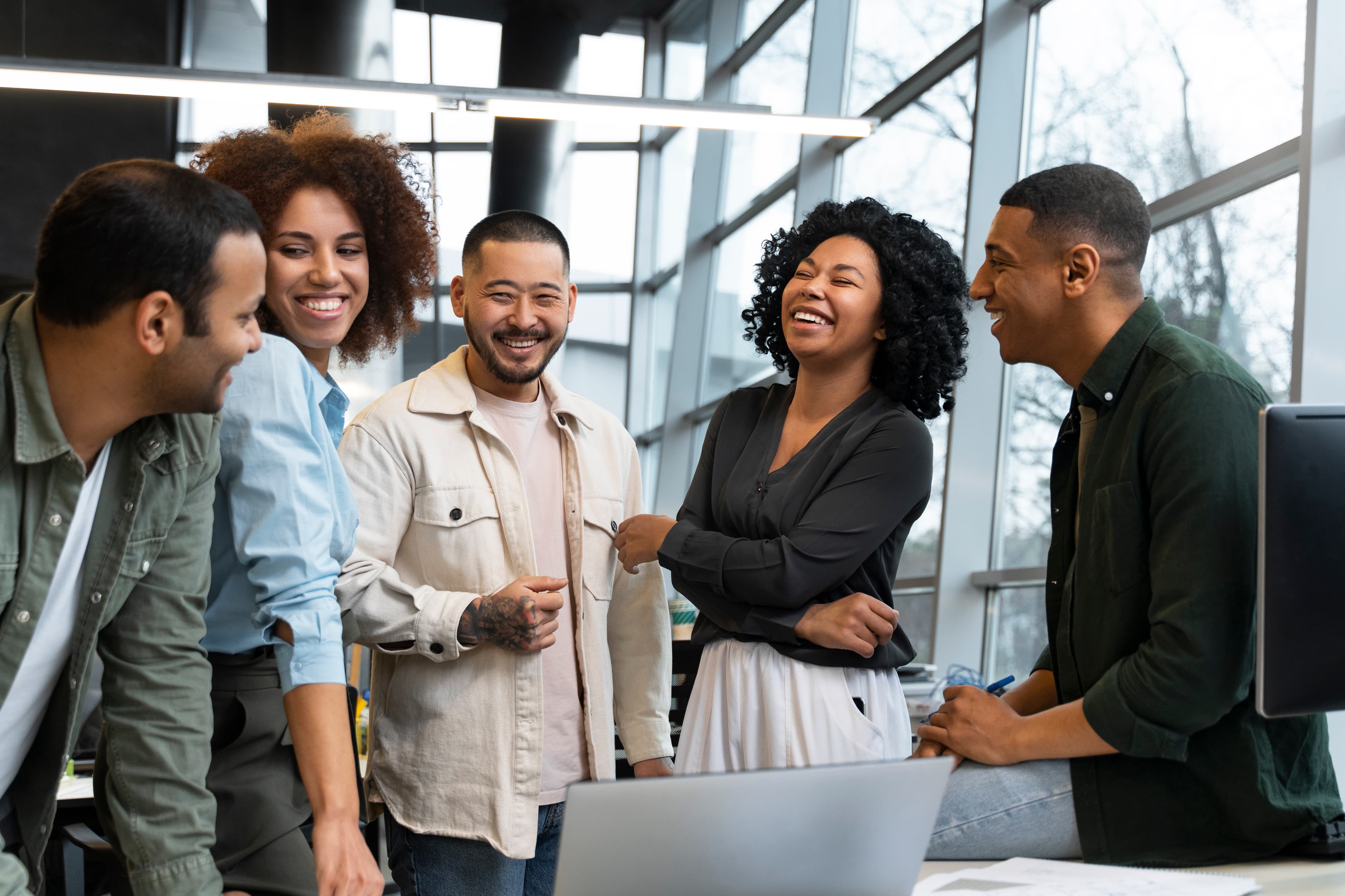 Equipe empresarial usando certificado em nuvem